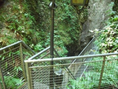 scale e passerelle all'interno della "Montagna Spaccata"