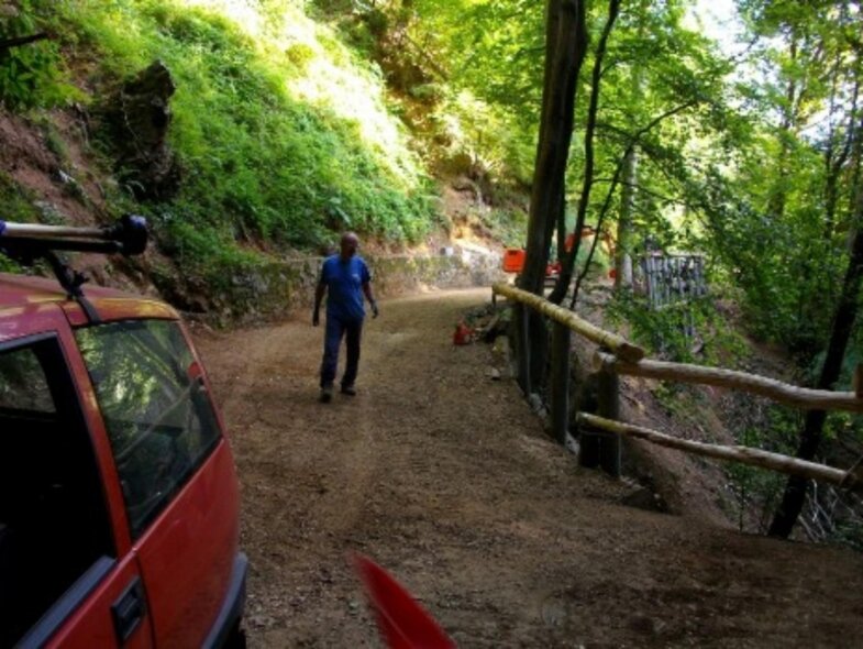 Ferdinando controlla un punto problematico di strada
